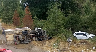 Uşak Banaz'da kamyonet yol kenarındaki otomobile ve abi kardeşe çarptı, 3 ağır yaralı