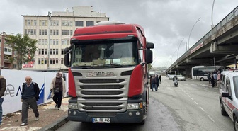 Uşak'ta ışık yeşile döndü, harekete geçen tır 74 yaşındaki yayayı hayattan kopardı! Kaza anı kamerada