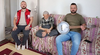 Adıyaman Besni'de 85 yaşındaki görme engelli Ahmet Kasap'a cümbüşlü ziyaret yapıldı