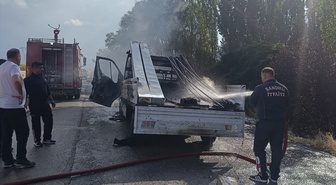 Afyonkarahisar Sandıklı'da kamyonette yangın çıktı, araç kullanılamaz hale geldi