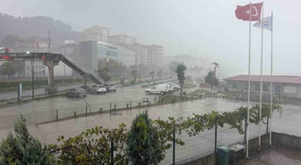 Artvin Hopa'da sağanak ve rüzgarın oluşturduğu dalgalar metrelerce yükseldi