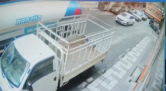 Bağcılar’da yokuştan kayan su tankeri otomobile ve elektrik direğine çarparak durabildi