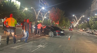 Batman'da Turgut Özal Caddesi'nde iki otomobil çarpıştı, 2 kişi yaralandı