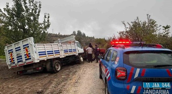 Bilecik İnhisar Harmanköy'de çamura saplanan kamyoneti jandarma traktörle kurtardı