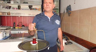 Burhaniye'de çaycı Özgür Yıldırım, esnafa çay yetiştirmek için günde 15 km yürüyor