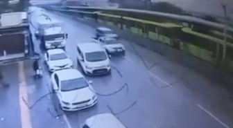 Bursa'da iki ayrı kazada araçlar hasar gördü, biri güvenlik kamerasına yansıdı