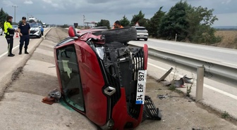 Bursa Karacabey'de otomobil yoldan çıkarak kanala düştü, 1 kişi yaralandı