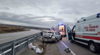 Çorum Alaca'da bariyerlere çarpan otomobilde 5 kişi yaralandı