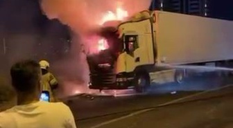 Diyarbakır Kayapınar'da tırın kupa bölümü alev alarak kullanılamaz hale geldi