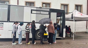 Düzce'de öğrenciler ve yurt personeli Kızılay için gönüllü kan bağışladı