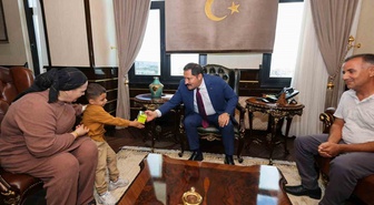 Enkazdan 20 günlükken kurtarılan Kerem bebek, Hatay Valisi Masatlı’yı ziyaret etti