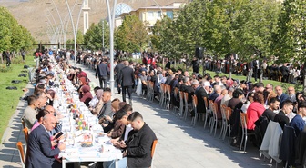Erzincan'da üniversite kazanan öğrencilere Cimin üzümlü hoş geldin kahvaltısı verildi