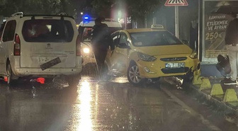 Eskişehir'de sağanakta kaygan yolda taksi ile panelvan çarpıştı, 3 kişi yaralandı