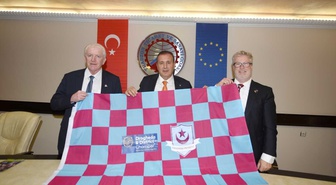 İrlanda kulübü Drogheda United, formasındaki ay-yıldızı anlattı: Osmanlı'nın 1847'deki kıtlıkta gönderdiği 8 gemi erzağın anısına