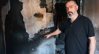 Hatay Antakya'da 6 aydır temizlenmeyen yanan daire apartman sakinlerini rahatsız ediyor
