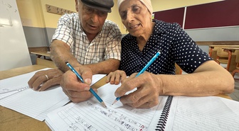 Hatay'da 72'lik Hasan ve Sabha Şüheyli çifti, okuma yazma kursunda okuryazar oldu