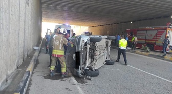 Hatay İskenderun'da kontrolden çıkan otomobil yan yattı, 2 kişi yaralandı