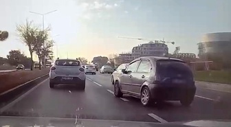 İddiaya göre Eskişehir'de sürücü sinyal vermeden ani fren yaptı, kameraya yansıdı