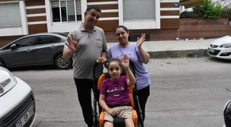 İzmir'de serebral palsili Yağmur, desteksiz yürümek için haftanın 7 günü çalışıyor