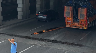 İzmir Konak'ta alt geçide sıkışan vinç ekiplerin çalışmasıyla kurtarıldı