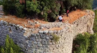 Kahramanmaraş'ın Andırın ilçesindeki Hisar Kalesi sarp konumuyla dikkat çekiyor
