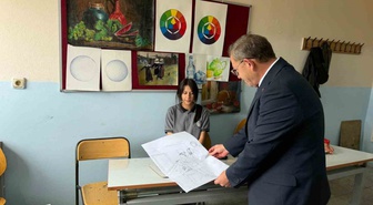 Kars Valisi Ziya Polat, sanat lisesi öğrencileriyle sınıflarda bir araya geldi
