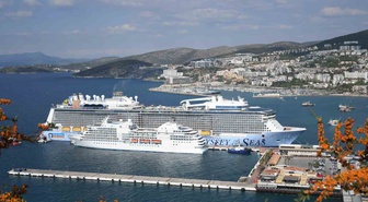 Kuşadası Limanı'na 2 kruvaziyerle 4 bin 694 turist geldi, esnafın yüzü güldü