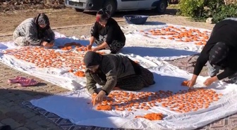 Kütahya Tavşanlı Kuruçay'da kadınlar imece usulüyle tarhana hazırladı