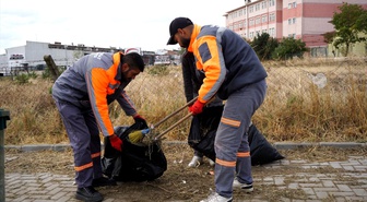Lüleburgaz Belediyesi yaklaşık 1500 çöp poşeti dolusu atık toplayıp 'Çöp atma' yazdı