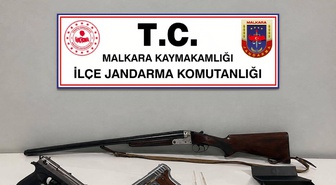Malkara'da jandarma baskınında evde ruhsatsız silah ve uyuşturucu aparatları bulundu