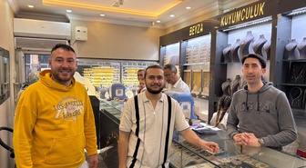 Manisa Kula'da düşürülen altın, duyarlı esnafın girişimiyle sahibine teslim edildi