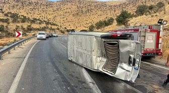 Mardin Midyat'ta devrilen minibüste 3'ü çocuk 8 kişi yaralandı