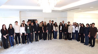 Memişoğlu, tıp öğrencilerine günde 3 milyon kişiye dokunulduğunu söyledi