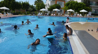 Mersin Gülnar'da Kaymakamlığın projesiyle 80 öğrenci otelde eğlendi