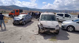 Muş'ta otomobil ile hafif ticari aracın çarpıştığı kazada 2 kişi yaralandı
