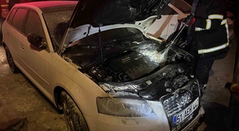 Niğde'de sitenin otoparkında park halindeki otomobilde çıkan yangın söndürüldü