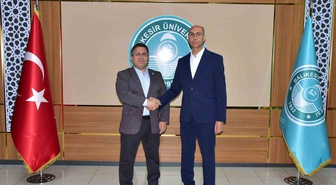 Rektör Oğurlu, Bigadiç MYO'ya ses sistemi bağışlayan İbrahim Duru'ya plaket verdi