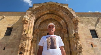 Sivas Divriği'de Mustafa Yıldırım, Ulu Cami'de 16 yıldır gönüllü mihmandarlık yapıyor