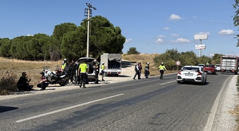 Tire-İzmir kara yolunda süt kamyonu otomobile çarptı, 2 kişi yaralandı