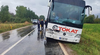 Tokat-Almus yolunda yolcu otobüsü kamyonete arkadan çarptı, 2 kişi yaralandı