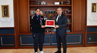 Trabzon Valisi Şahin, Avrupa şampiyonu boksörleri tebrik etti