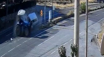 Uşak Eşme'de otomobil traktöre çarptı, 1 kişi yaralandı, kaza anı görüntülendi