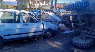 Uşak Eşme'de traktöre çarpan otomobilin sürücüsü yaralandı; kaza kameraya yansıdı