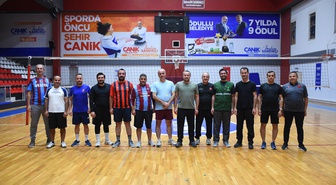 Yeşilay Samsun, kurum müdürleriyle bağımlılığa dikkati voleybol maçıyla çekti