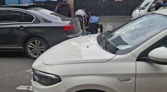 Zeytinburnu'da okul çevresinde silahla yakalanan 2 şüpheliden biri tutuklandı