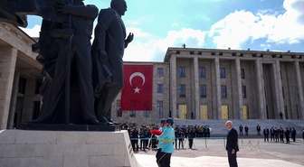 28. Dönem 5. Yasama Yılı açılışında Numan Kurtulmuş Atatürk Anıtı'na çelenk bıraktı