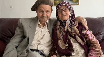 95 yaşındaki Sabriye Pehlivan, 1 Ekim Dünya Yaşlılar Günü'nde oğluyla buluştu