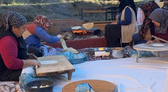 Adana Pozantı'da öğrenciler ürünlerini sofraya taşıyıp velilerle kitap okudu