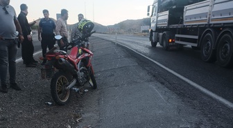 Adıyaman Gölbaşı'nda motosiklet bariyerlere çarptı, 1 kişi yaralandı