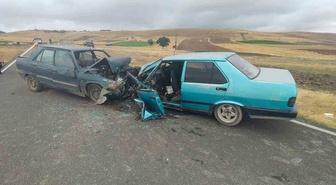 Afyonkarahisar Çobanlar'da kafa kafaya çarpışan otomobillerde 5 kişi hafif yaralandı
